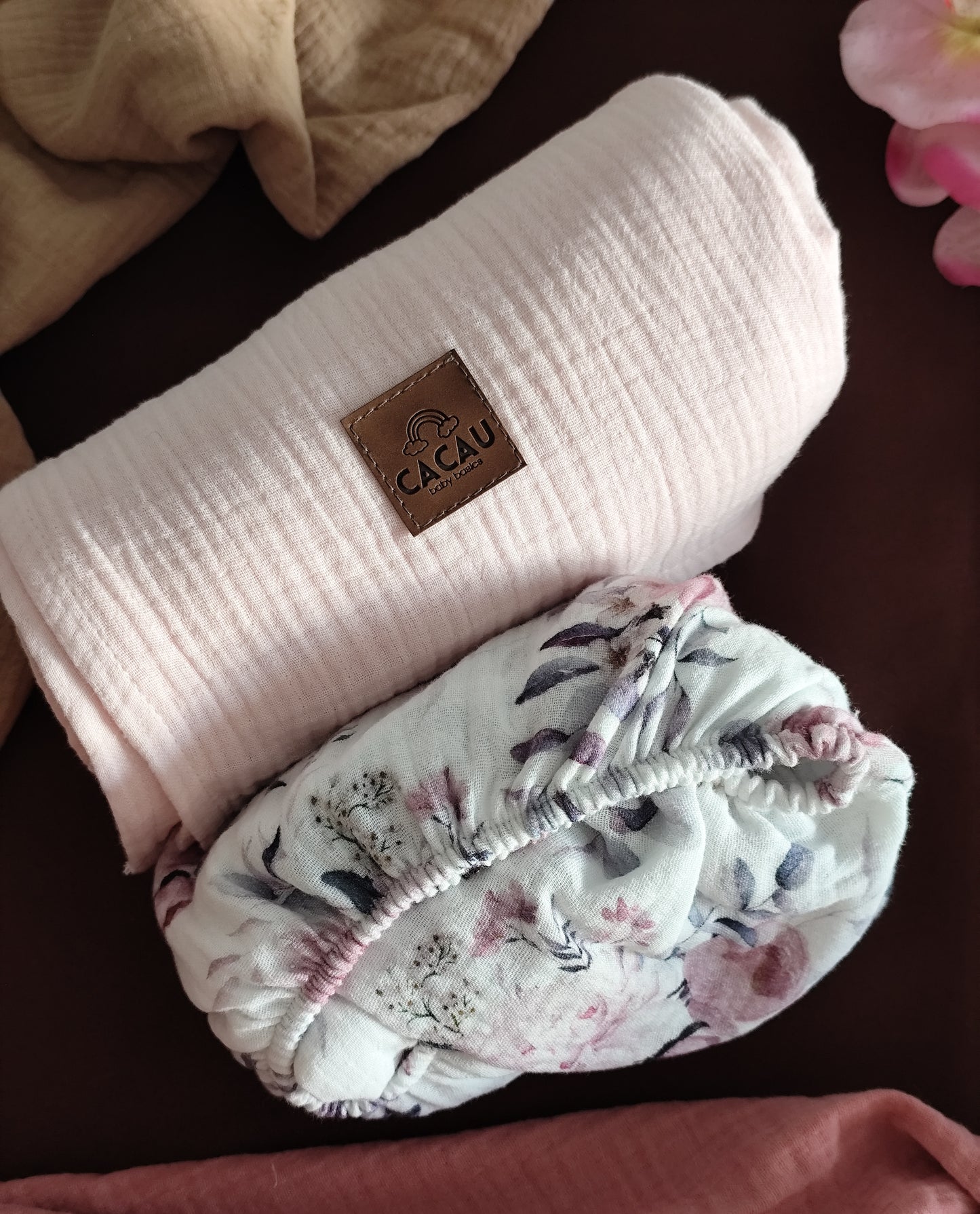 Conjunto Lençol Peónias e Swaddle Rosinha